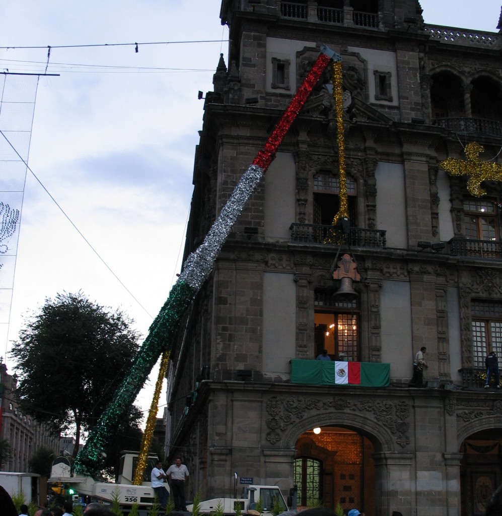 The Grito ceremony requires a clock outside a balcony, so it was organized within a few hours when Fox' changes of plans became known